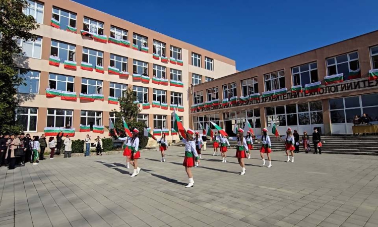 За 3 март сградата на ПГХТТ грейна в цветовете на националното знаме