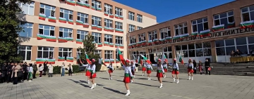 За 3 март сградата на ПГХТТ грейна в цветовете на националното знаме