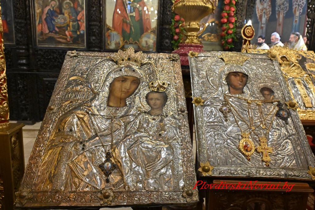 Десетки се стекоха да посрещнат иконата на св. Богородица Победоносна