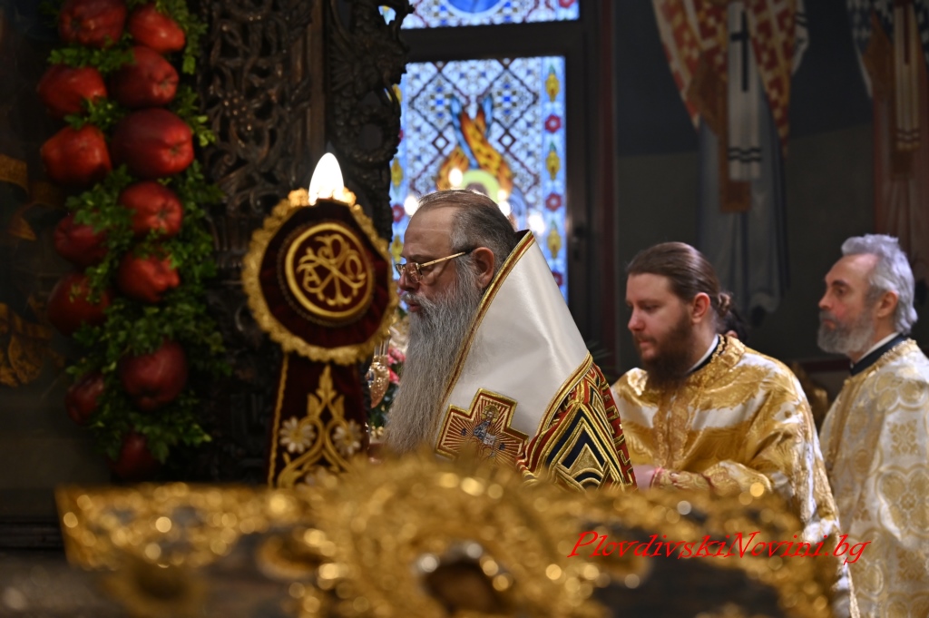 Десетки се стекоха да посрещнат иконата на св. Богородица Победоносна