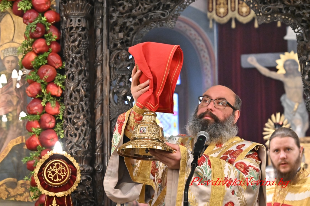 Десетки се стекоха да посрещнат иконата на св. Богородица Победоносна