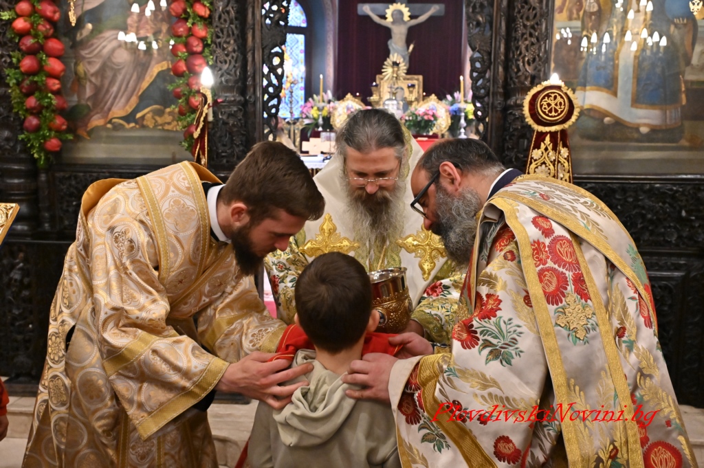 Десетки се стекоха да посрещнат иконата на св. Богородица Победоносна