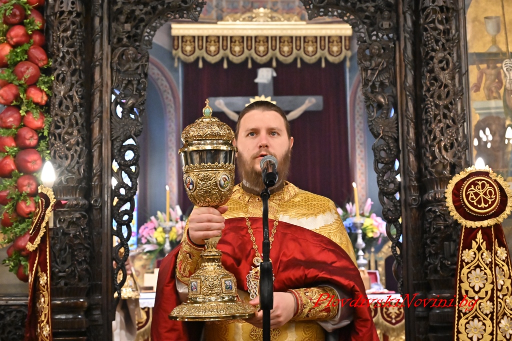 Десетки се стекоха да посрещнат иконата на св. Богородица Победоносна