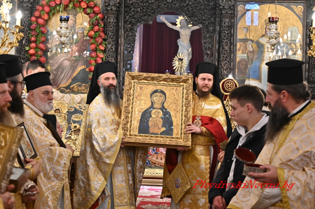 Десетки се стекоха да посрещнат иконата на св. Богородица Победоносна