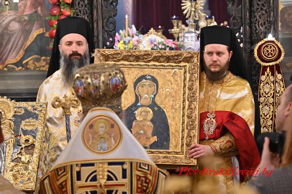 Десетки се стекоха да посрещнат иконата на св. Богородица Победоносна