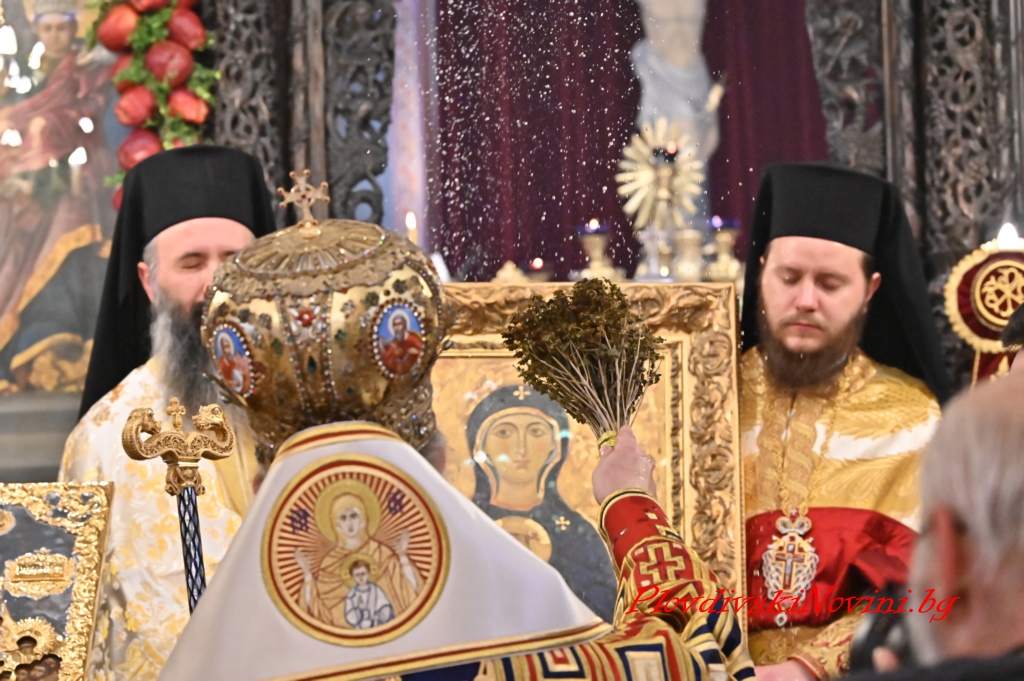 Десетки се стекоха да посрещнат иконата на св. Богородица Победоносна