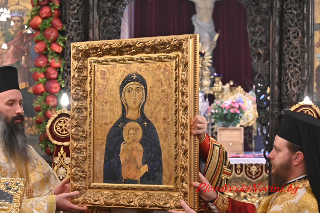 Десетки се стекоха да посрещнат иконата на св. Богородица Победоносна