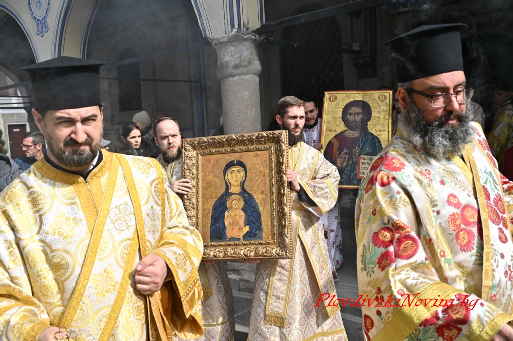 Десетки се стекоха да посрещнат иконата на св. Богородица Победоносна