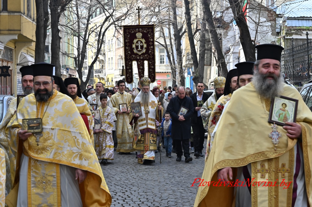 Десетки се стекоха да посрещнат иконата на св. Богородица Победоносна
