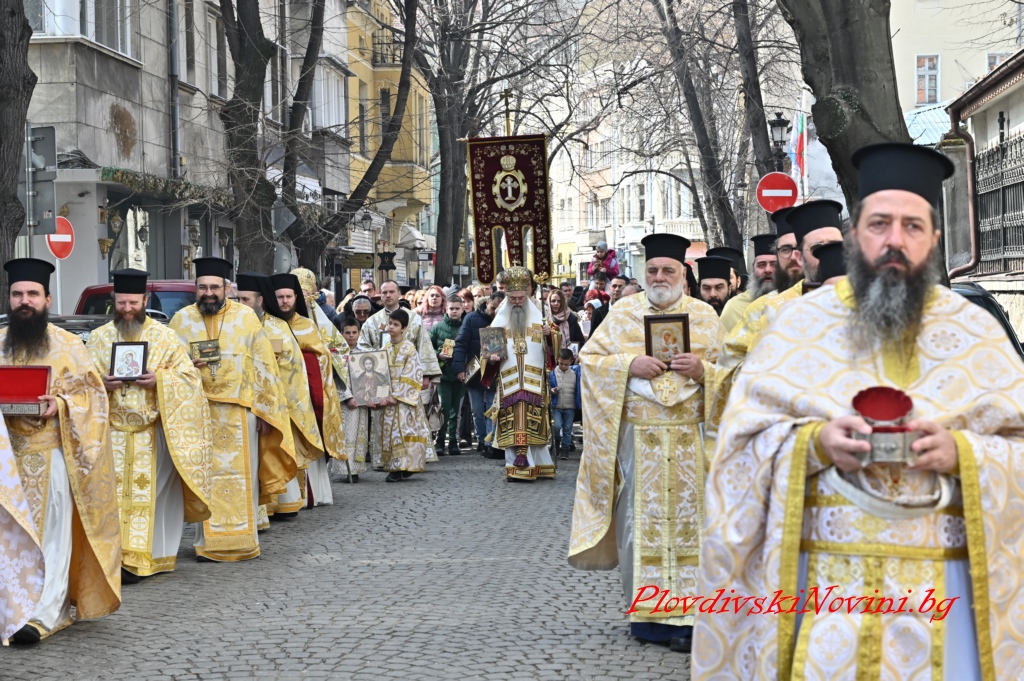 Десетки се стекоха да посрещнат иконата на св. Богородица Победоносна