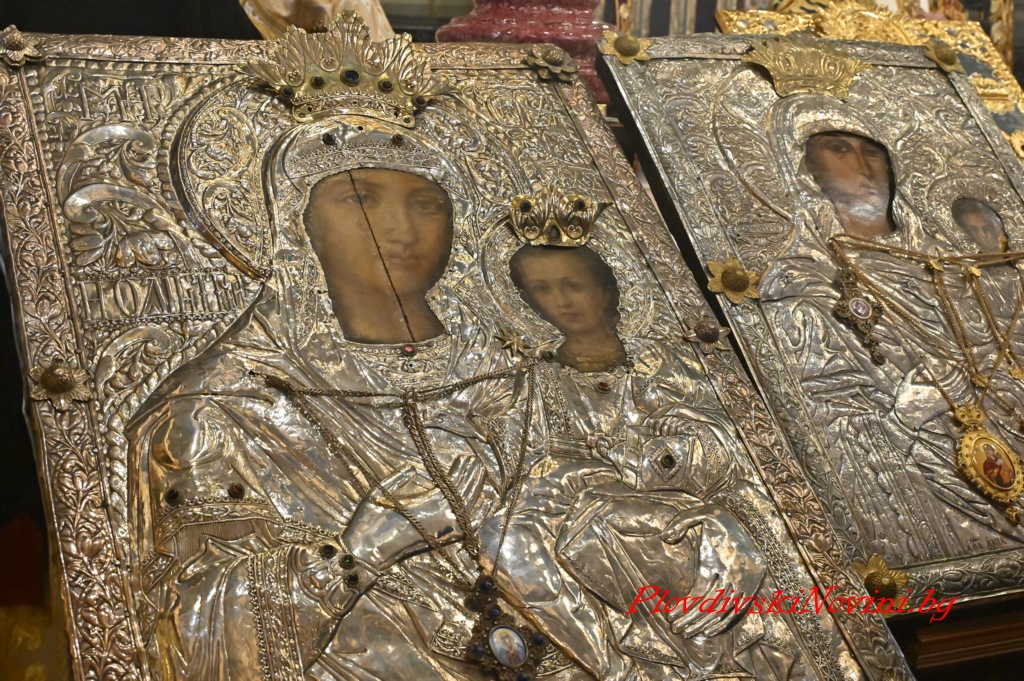 Десетки се стекоха да посрещнат иконата на св. Богородица Победоносна