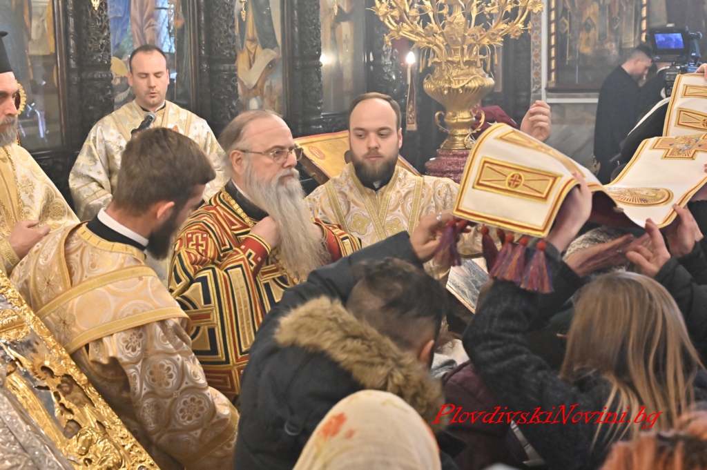 Десетки се стекоха да посрещнат иконата на св. Богородица Победоносна