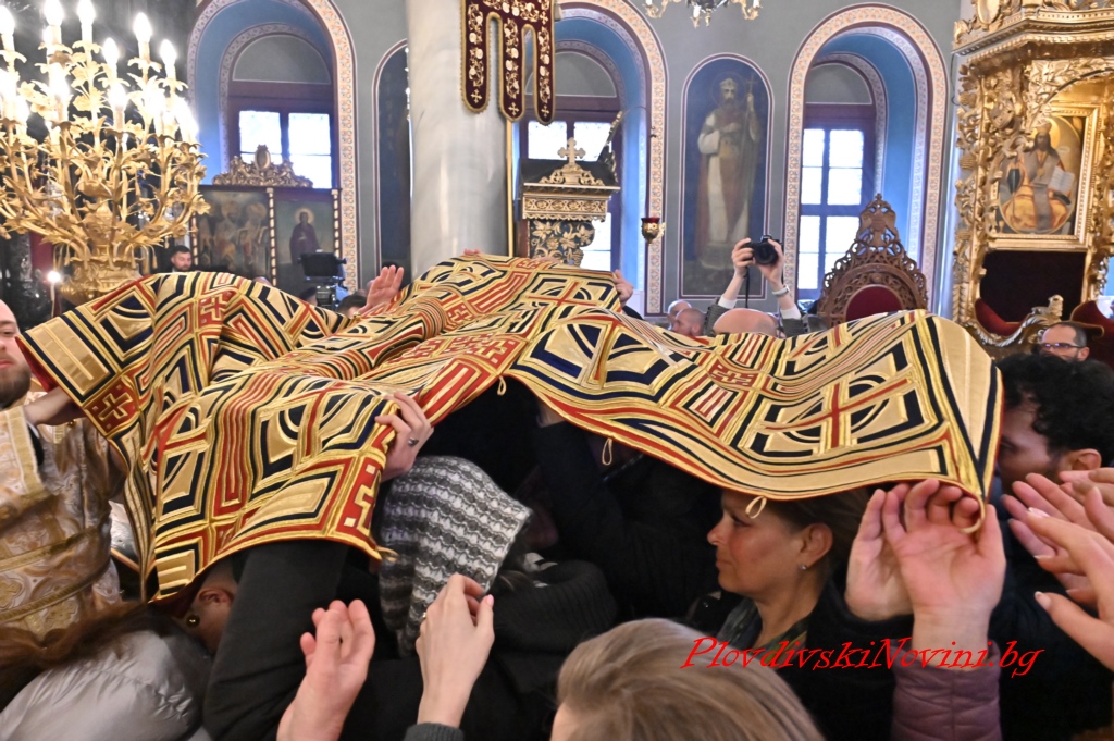 Десетки се стекоха да посрещнат иконата на св. Богородица Победоносна