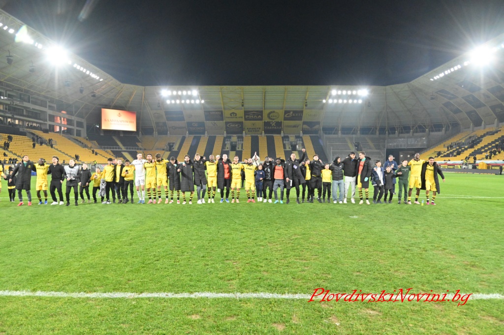 Играчи и фенове на Ботев пяха заедно след успеха над Септември (ВИДЕО)