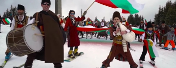 Пампорово чества Освобождението с гайди и ски спускане в народни носии