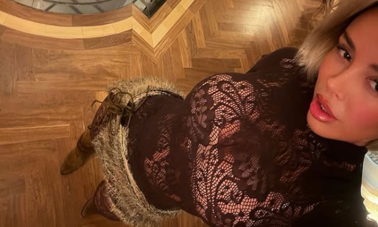 Пищна рускиня забрави за задръжките и качи чисто гола снимка