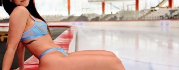 Олимпийка тренира само по сутиен и прашки