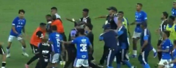 Масов бой и 23 червени картона помрачиха финал в Бразилия