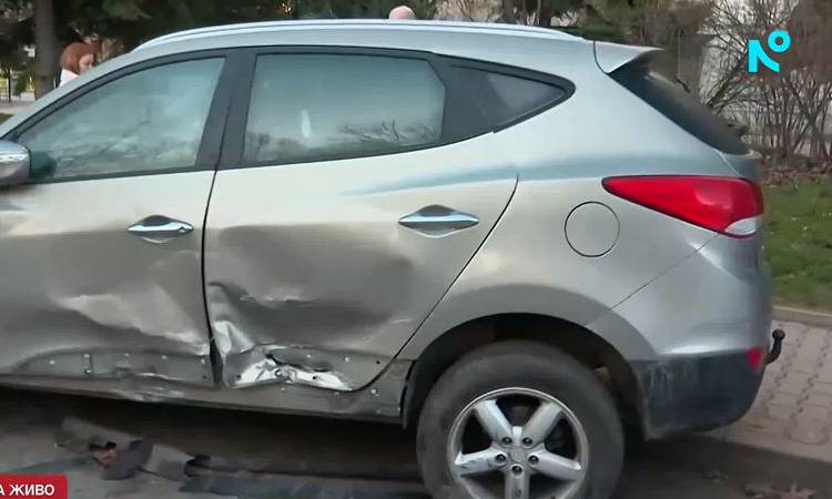 Шофьор помете паркирани коли в София. Видео показва, че жена е избягала от местопроизшествието