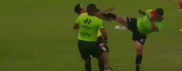 Съдия препарира с мощен ритник нахлул фен (ВИДЕО)