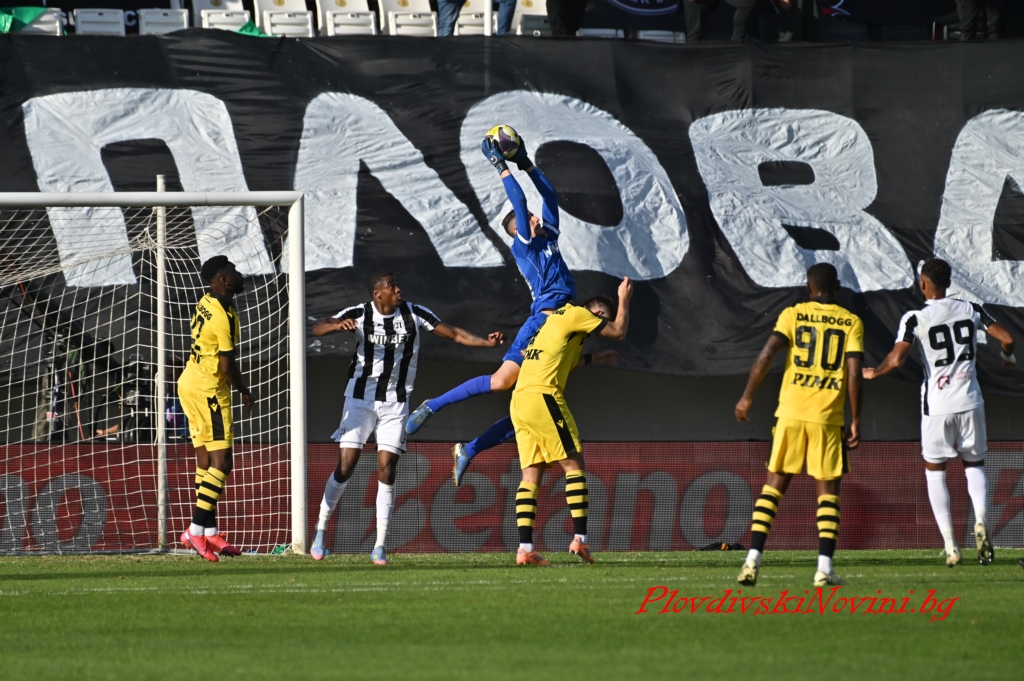 Ботев и Локомотив влизат в ключов дуел за важни три точки