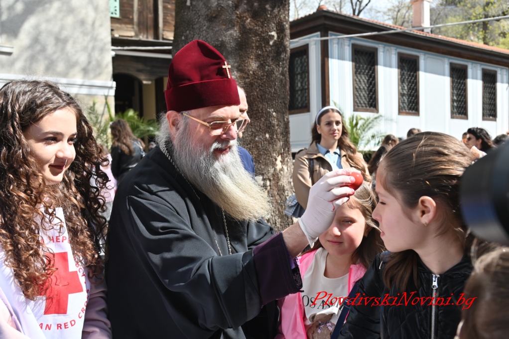 Митрополит Николай боядиса великденски яйца с 260 деца от пловдивските училища