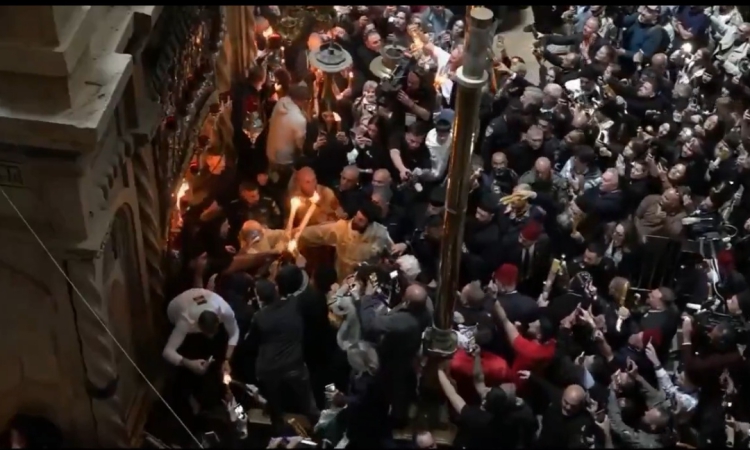 Благодатният огън слезе на Божи гроб в Йерусалим