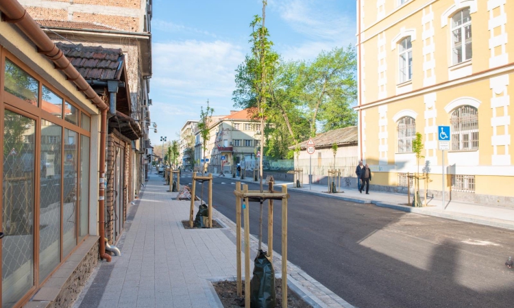 Кметът инспектира обновена ключова градска зона в центъра