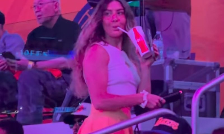 Руса мацка си показа чисто голото дупе по време на двубой от НБА (СНИМКИ И ВИДЕО)