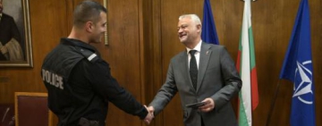 Емил Дечев награди полицая, спасил хора от катастрофиралия автобус край Малко Търново