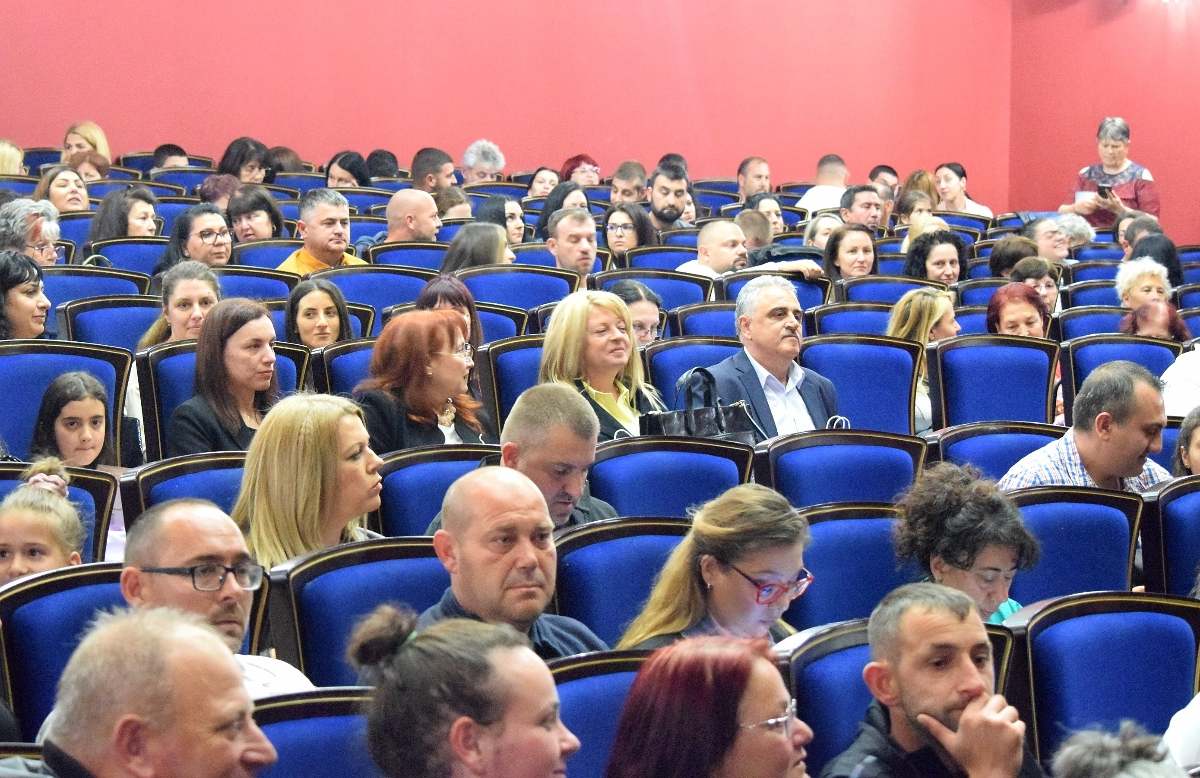 Повече от 200 деца изпъстриха сцената на Драматичния театър в Пловдив за юбилея на ДГ „Бисер“ в Труд