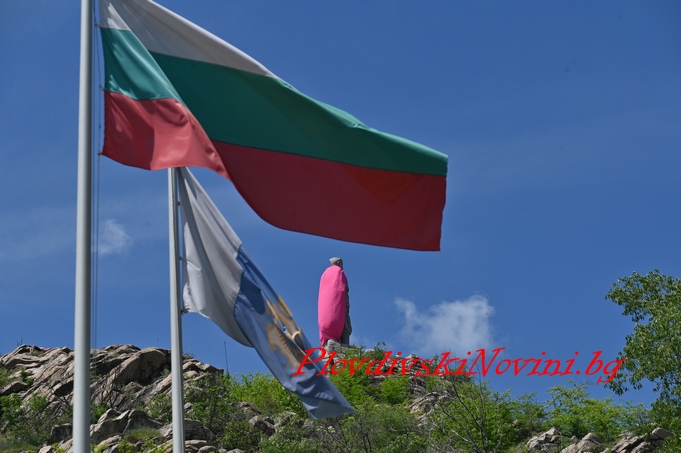 Паметникът #Альоша осъмна с розово наметало за #Giro d’Italia (ВИДЕО)