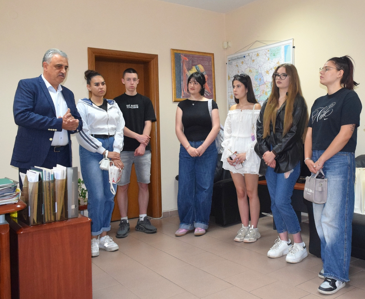 По инициатива на Община Марица три момичета от Труд получиха стипендии за университет от две фондации