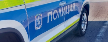 Частна линейка се обърна на кръстовище след сблъсък с кола