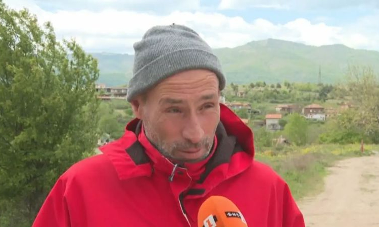 Без училищен автобус: Баща остана без работа, за да може да кара децата си в клас