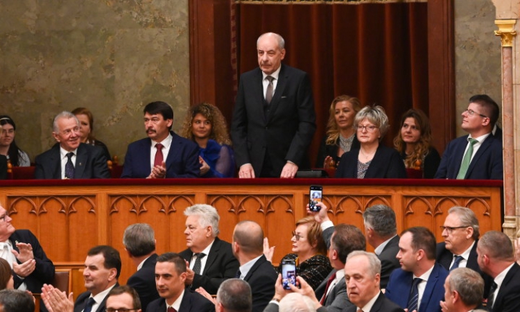 Президентът на Унгария отказва да подаде оставка - Мадяр променя конституцията, за да го отстрани