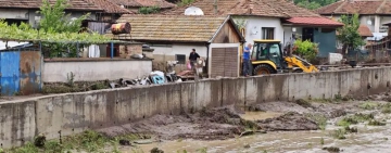 В Тича пробиват дупки в стените на къщите си, за да изкарат тинята и водата навън