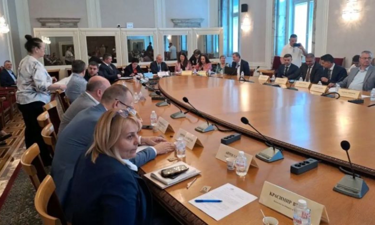 Бюджетната комисия прие на първо четене тегленето на нов дълг от 3,8 млрд. евро