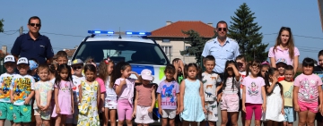 Полицаи обясниха на ученици и деца от Маноле как да бъдат безопасни на улицата през лятото