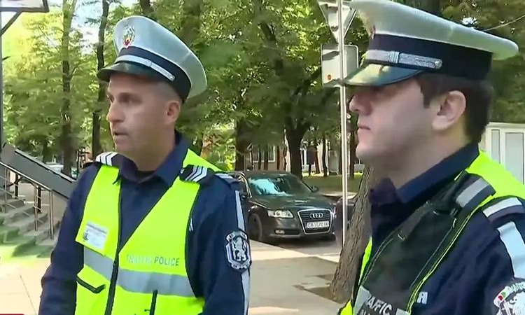 „Уникално дете“: Полицаи разказаха как 12-годишно момиче спаси майка си на АМ „Струма“