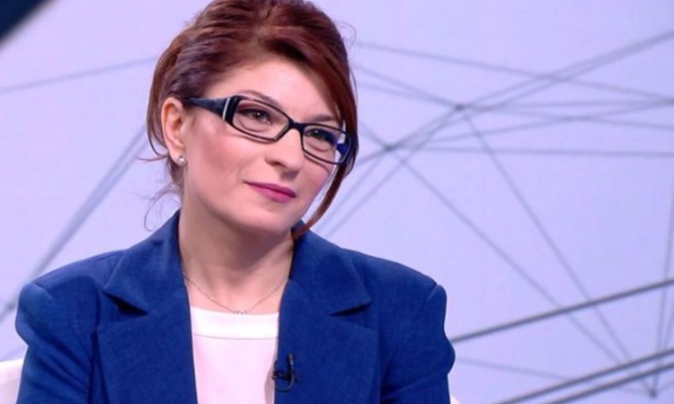 Десислава Атанасова: Демерджиев разпространява неверни твърдения, не съм пътувала с Пеевски