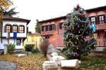 Общински институт „Старинен Пловдив“ и приятели от етносите палят светлините на Коледното дърво на Лапидариума
