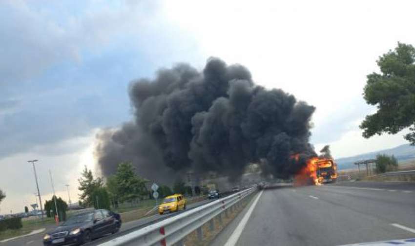 Автобус, превозващ 50 човека, изгоря между Бургас и Айтос