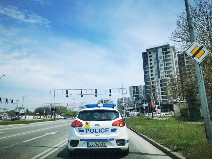 Пътна полиция регулира движението на кръстовището на бул. „Христо Ботев“ с ул. „Любен Каравелов“