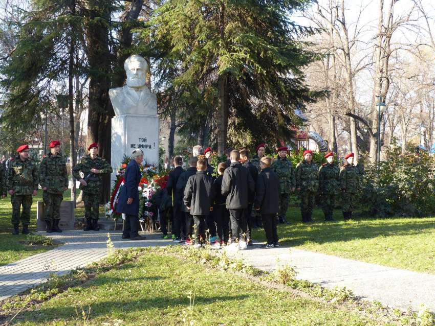 Пловдив чества 175 години от рождението на поета - революционер Христо Ботев