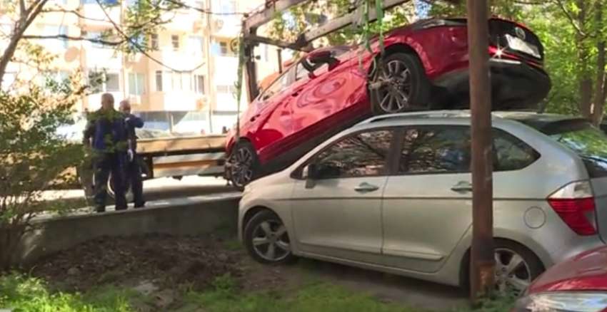 Жена е паркирала автомобила си върху друга кола