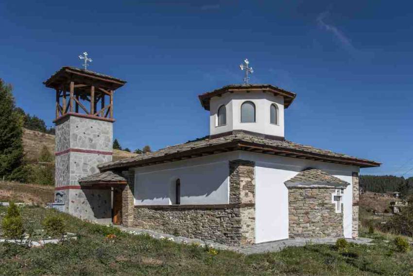 Митрополит Николай освещава възстановената църка в родопското село Чурен