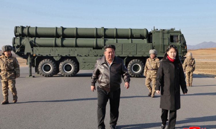 Ким Чен-ун методично подготвя дъщеря си за свой наследник