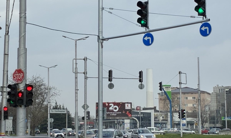 Подмениха светофара на кръстовището на „Цариградско шосе“ и „Освобождение“