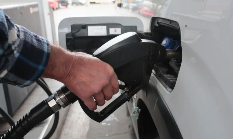 Започна изплащането на компенсацията от 20 евро заради поскъпването на горивата